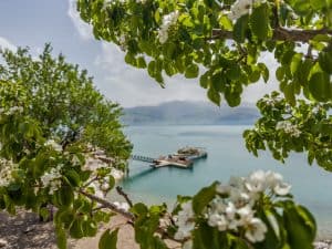 Издали Ахтамар — одинокая скала из песчаника посреди безбрежной лазури озера